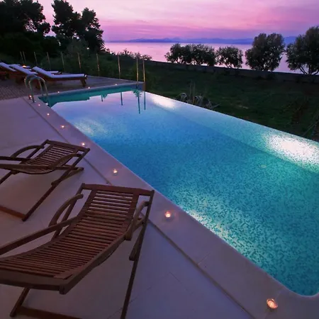 Mirca Sleeps 12 Pool Air Con Wifi Villa