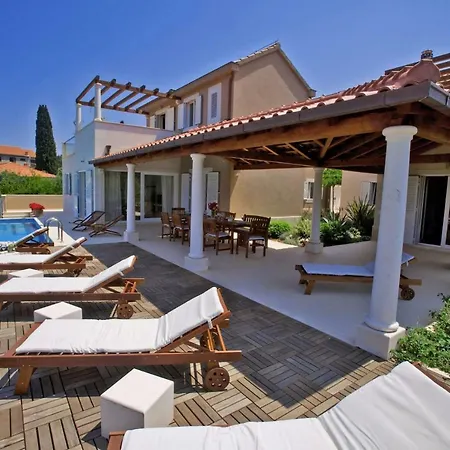 Villa Mirca Sleeps 12 Pool Air Con Wifi
