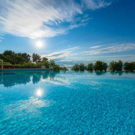 Mirca Sleeps 12 Pool Air Con Wifi *