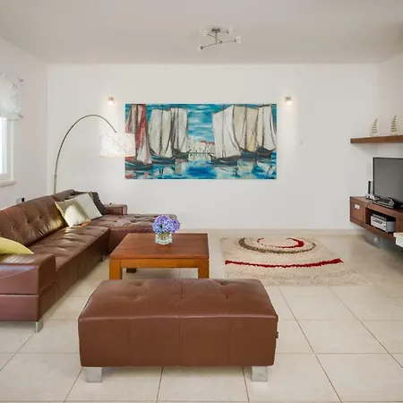 Mirca Sleeps 12 Pool Air Con Wifi Villa *