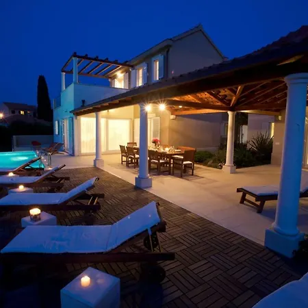 Mirca Sleeps 12 Pool Air Con Wifi Villa Mirce